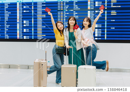三位女性在機場準備出國旅行(攝影合作:關西國際機場(KIX)) 三位女性在機場準備出國旅行(攝影合作:關西國際機場(KIX)) 138846418