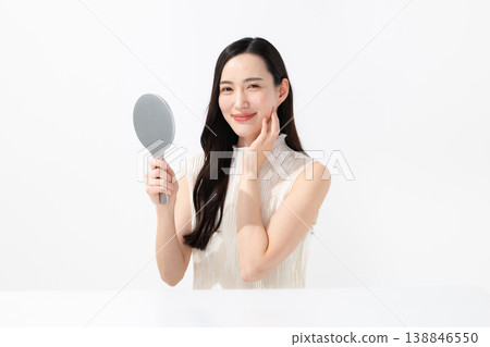 有手鏡的一名婦女 138846550