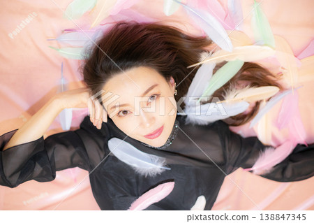 一位年輕女子正在放鬆 一位年輕女子正在放鬆 138847345
