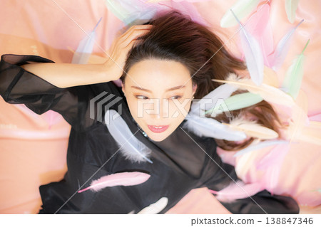 一位年輕女子正在放鬆 138847346