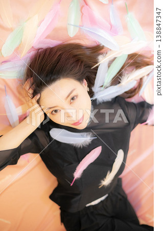 一位年輕女子正在放鬆 138847347