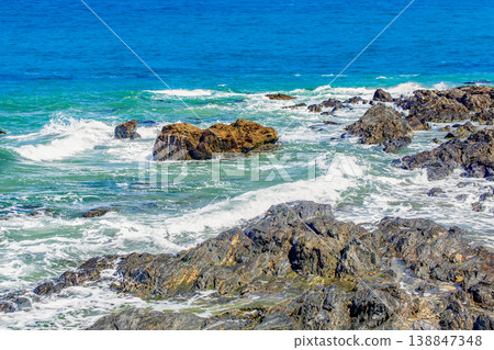珊瑚礁和波浪飛濺 珊瑚礁和波浪飛濺 138847348