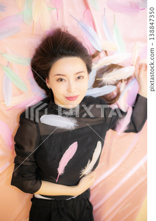 一位年輕女子正在放鬆 138847350