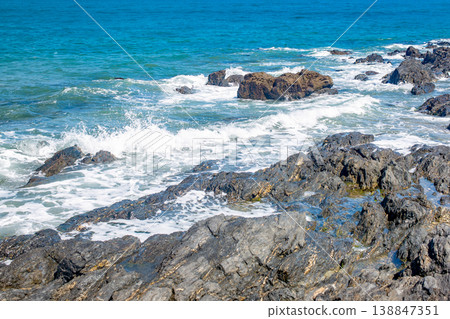 珊瑚礁和波浪飛濺 138847351