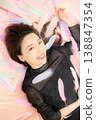 一位年輕女子正在放鬆 一位年輕女子正在放鬆 138847354