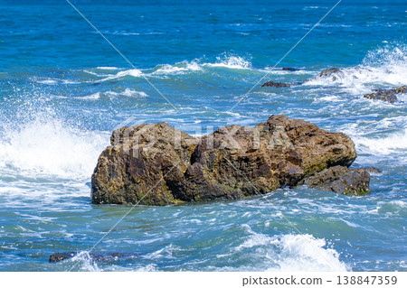 珊瑚礁和波浪飛濺 珊瑚礁和波浪飛濺 138847359