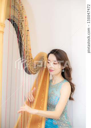 女豎琴演奏家 138847472