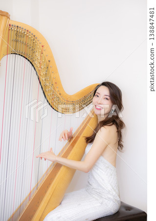 女豎琴演奏家 138847481