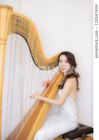 女豎琴演奏家 女豎琴演奏家 138847484