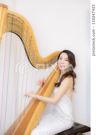 女豎琴演奏家 女豎琴演奏家 138847485