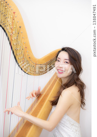 女豎琴演奏家 138847491