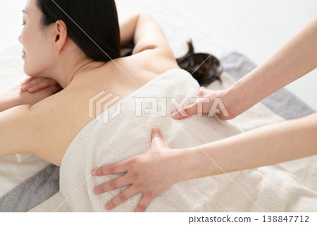 Women who receive esthetic Women who receive esthetic 138847712