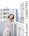 在城市陽台上曬日光浴 在城市陽台上曬日光浴 138847941