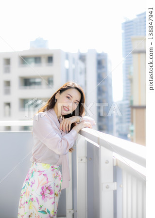 在城市陽台上曬日光浴 在城市陽台上曬日光浴 138847941