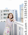 在城市陽台上曬日光浴 在城市陽台上曬日光浴 138847943