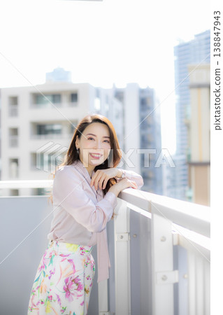 在城市陽台上曬日光浴 在城市陽台上曬日光浴 138847943
