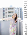在城市陽台上曬日光浴 在城市陽台上曬日光浴 138847944