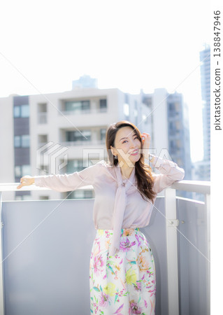 在城市陽台上曬日光浴 在城市陽台上曬日光浴 138847946