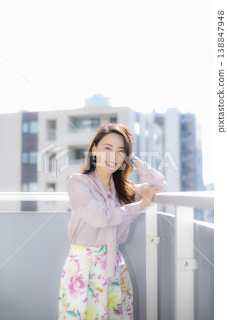 在城市陽台上曬日光浴 在城市陽台上曬日光浴 138847948