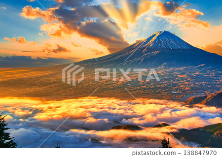 日出時分,富士山上空雲海翻騰,美不勝收。 日出時分,富士山上空雲海翻騰,美不勝收。 138847970
