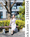 年輕女子在城市公園玩耍 年輕女子在城市公園玩耍 138848504