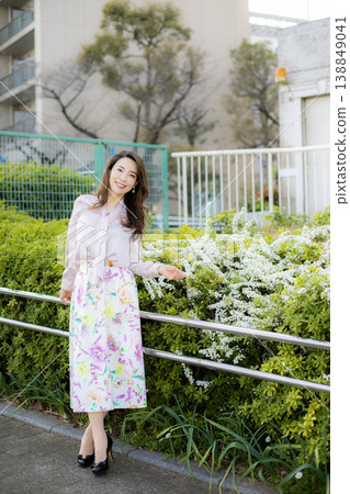 滿天星和一位年輕女子 滿天星和一位年輕女子 138849041
