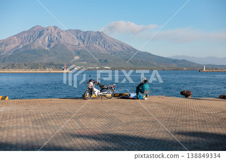 從鹿兒島港防波堤上看到的櫻島和日落時的大海。 138849334
