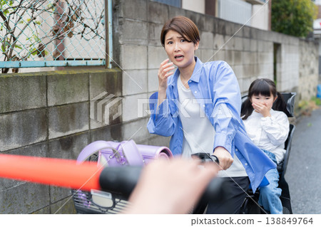 騎自行車時後座載著小學生是違反交通規則的。 138849764