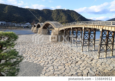 Winter scenery of the Nishiki River and Kintaikyo Bridge in Iwakuni City 138849912