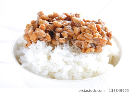 納豆飯－用新鮮煮熟、熱氣騰騰的米飯製成的美味納豆飯。 138849993