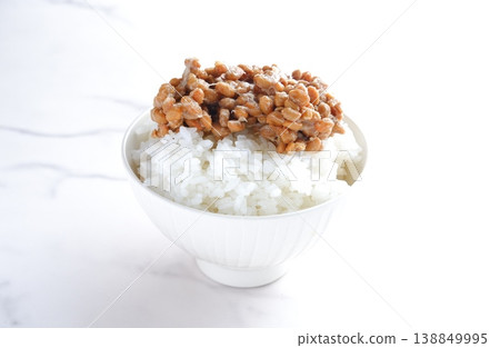 納豆飯-用新鮮煮熟、熱氣騰騰的米飯製成的美味納豆飯。 納豆飯-用新鮮煮熟、熱氣騰騰的米飯製成的美味納豆飯。 138849995