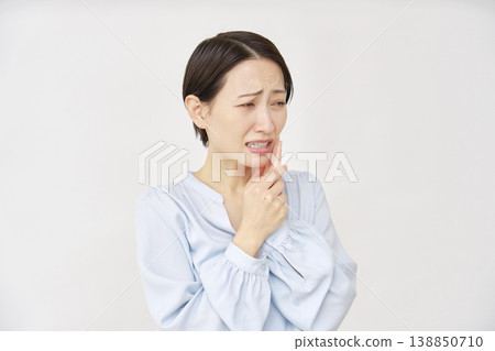 40多歲的女人 蛀牙 白色背景 138850710