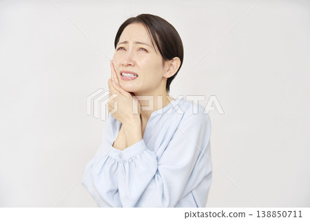 40多歲的女人 蛀牙 白色背景 138850711