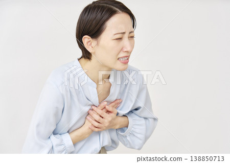 40多歲的女性心悸白色背景 138850713