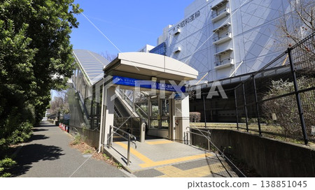 An escalator has been installed at Exit 1A of Shibaura-futo Station on the Yurikamome Line. An escalator has been installed at Exit 1A of Shibaura-futo Station on the Yurikamome Line. 138851045