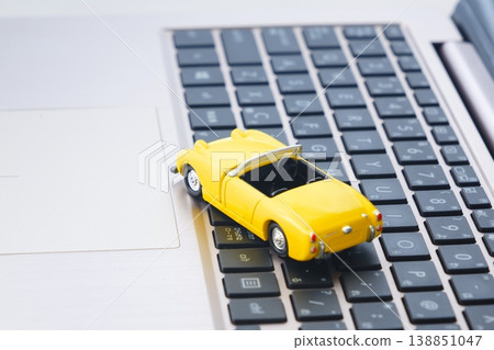 下班休息一下，乘坐兩座敞篷車進行免費公路旅行的照片。 138851047