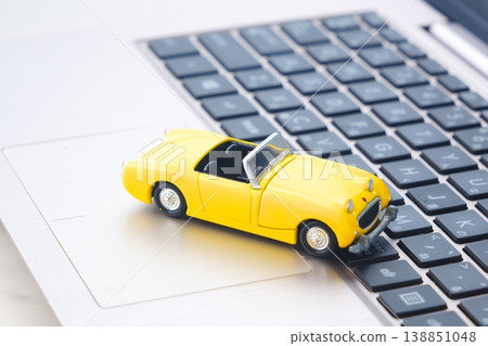 下班休息一下，乘坐兩座敞篷車進行免費公路旅行的照片。 138851048