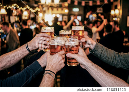 酒吧里，大家碰杯！ 138851323