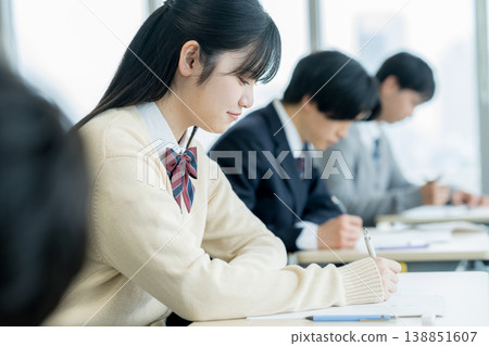 參加考試的學生 參加考試的學生 138851607