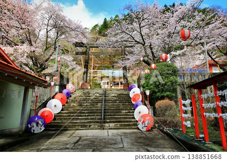 春日里,鬼怒川溫泉增添了一抹亮麗的色彩…藤原町護國神社的櫻花盛開。 春日里,鬼怒川溫泉增添了一抹亮麗的色彩…藤原町護國神社的櫻花盛開。 138851668