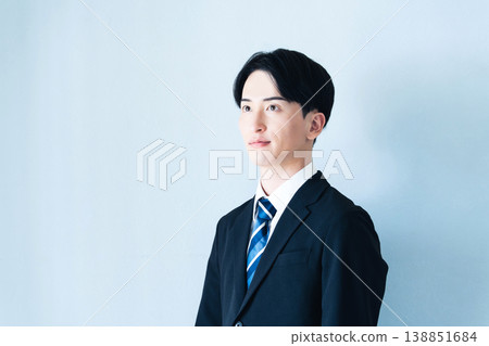 穿著西裝的年輕人 穿著西裝的年輕人 138851684