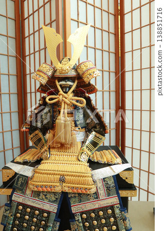 武士盔甲，一套奢華的傳統日本盔甲，專為男孩節準備。 138851716