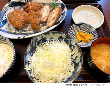 四件套裝套餐——豬裡肌排、串炸肉排、肉末肉排和五花肉起司卷 138851960