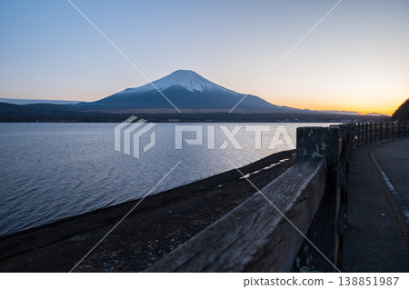從長池水上樂園遠眺富士山 從長池水上樂園遠眺富士山 138851987
