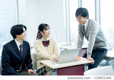 學生在教室裡說話 138852266