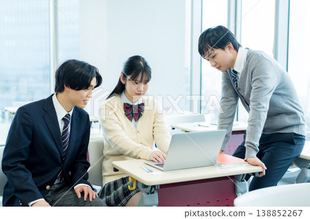 學生在教室裡說話 138852267