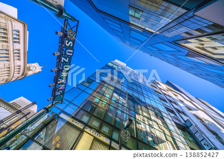 日本東京城市景觀:銀座。銀座四丁目鈴蘭街和精工大廈銀座的景色。 日本東京城市景觀:銀座。銀座四丁目鈴蘭街和精工大廈銀座的景色。 138852427