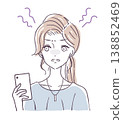 一位女士一臉不耐煩地看著她的智慧型手機的向量插圖。 138852469