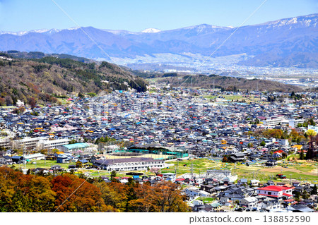 從西南方向眺望淺川小學週邊地區 / 遠處可見高城山（中野市）（長野縣長野市）[2026.4] 138852590