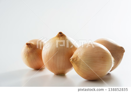 Fresh onions 138852835